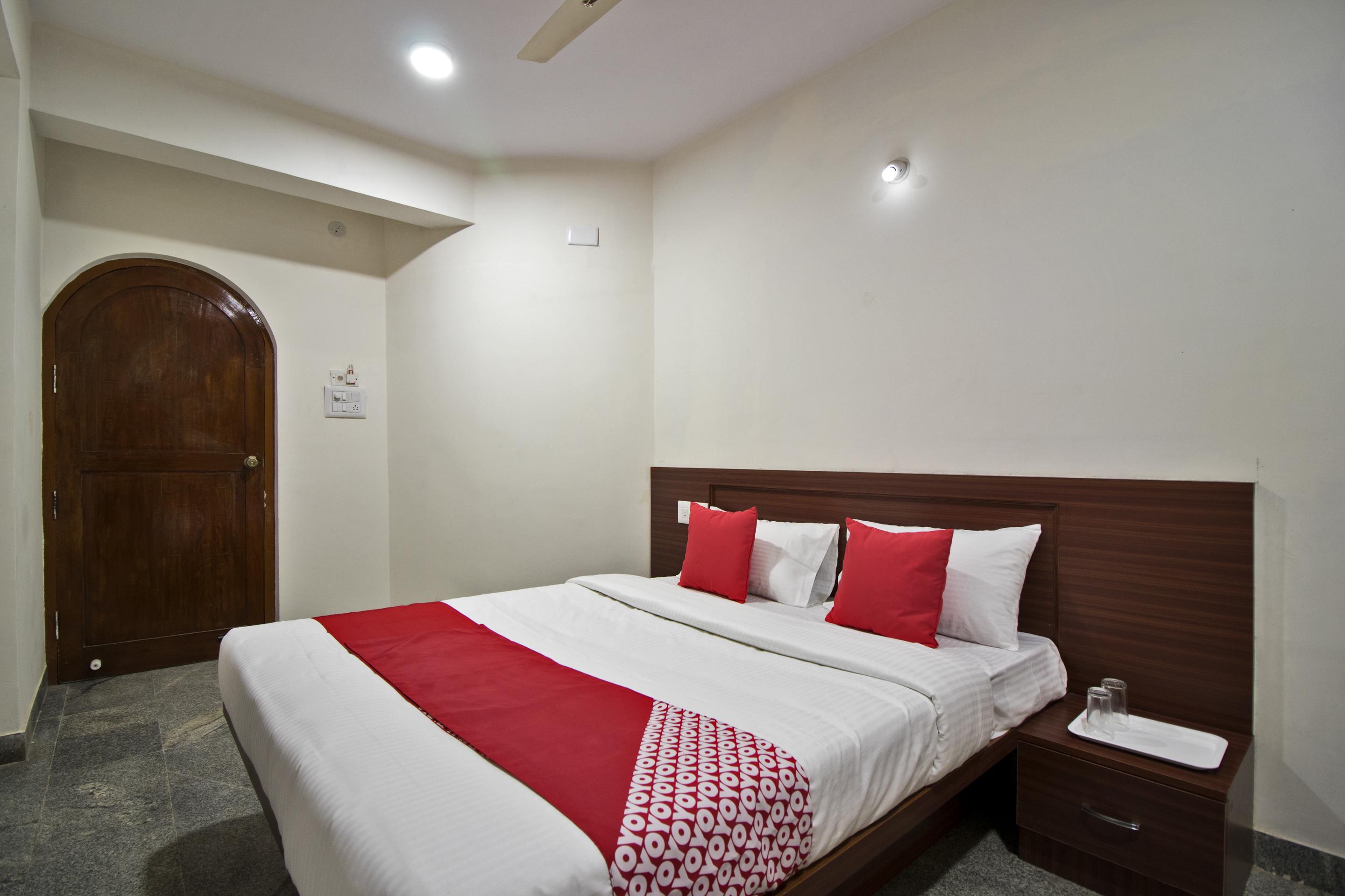Oyo 22940 Sri Durga Residency Hotel
