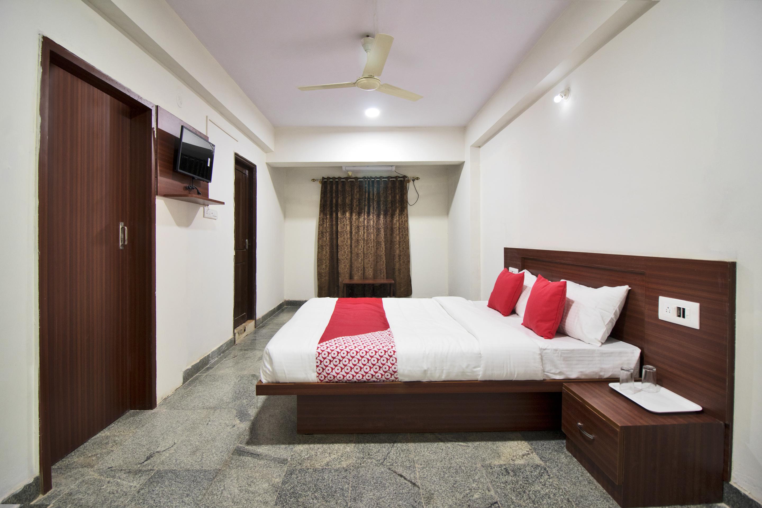 Oyo 22940 Sri Durga Residency Hotel