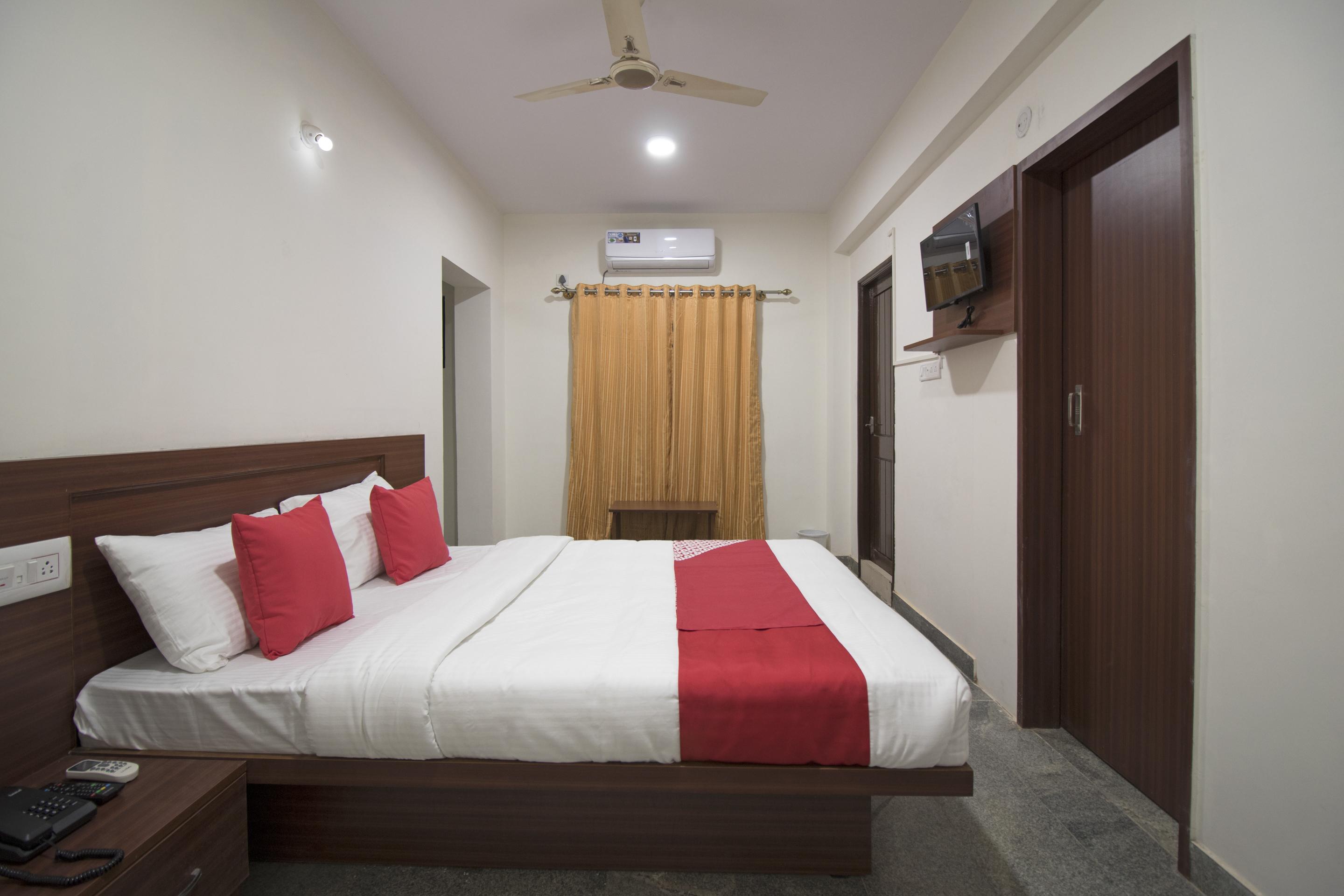 Oyo 22940 Sri Durga Residency 3*