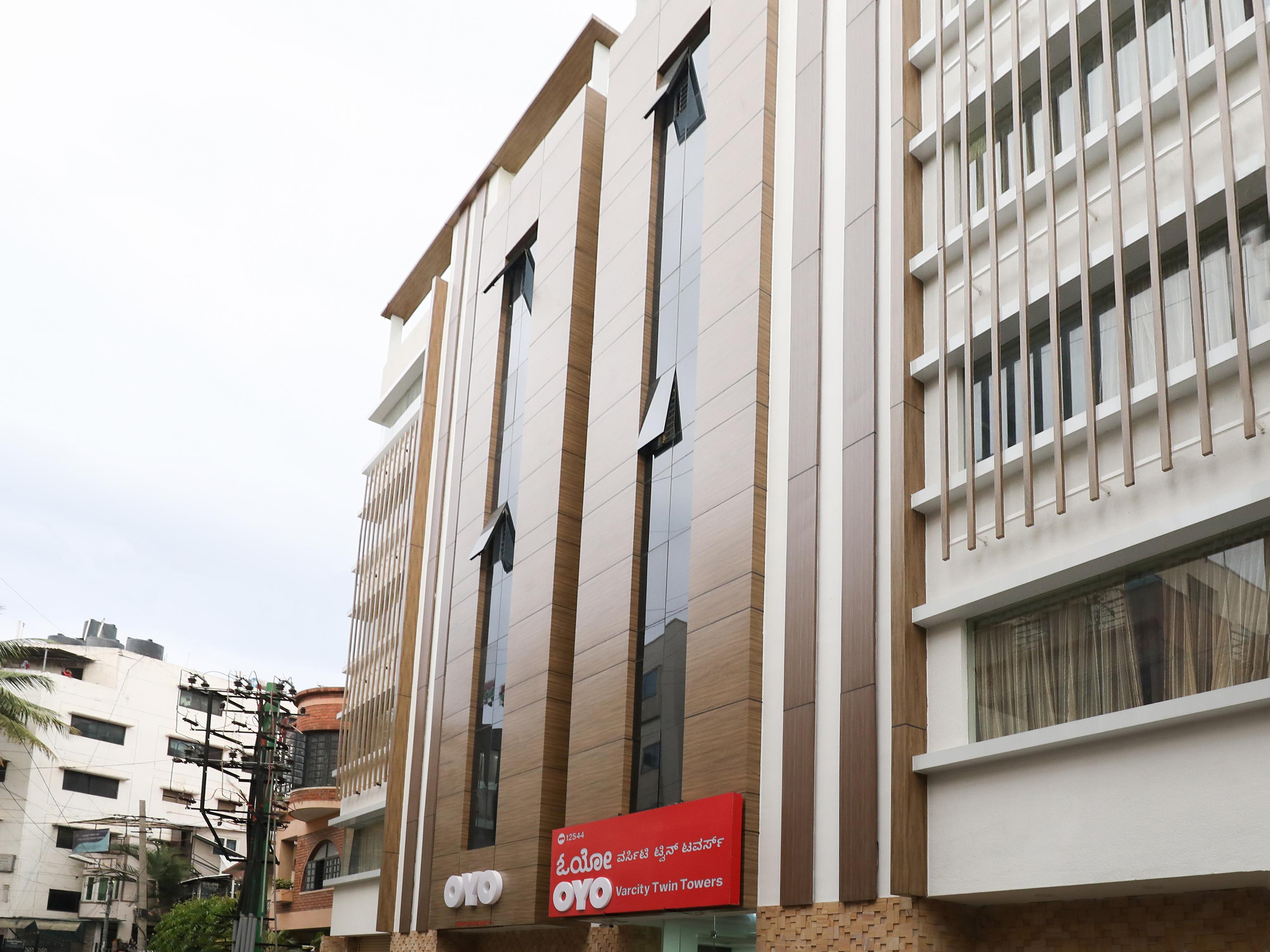 Hotel Oyo 12544 Varcity Twin Towers 3*