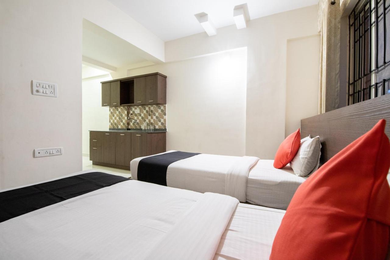 Capital O 9917 Sjr And Comforts Hotel
