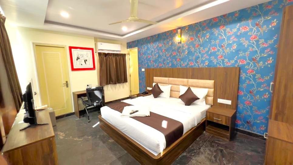 Hotel Ur Residency New Bel Road 3*