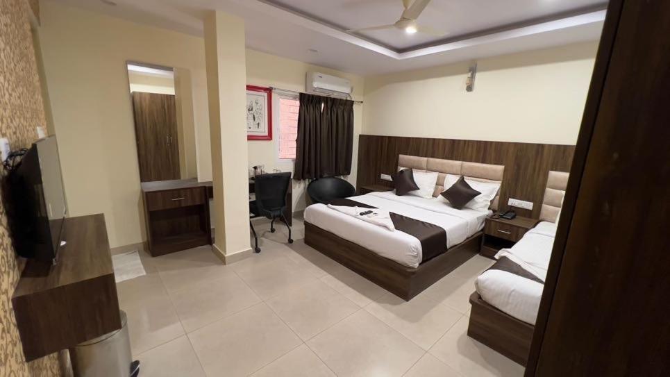 Hotel Ur Residency New Bel Road 3*