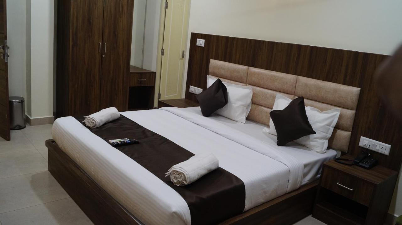Ur Residency New Bel Road 3*