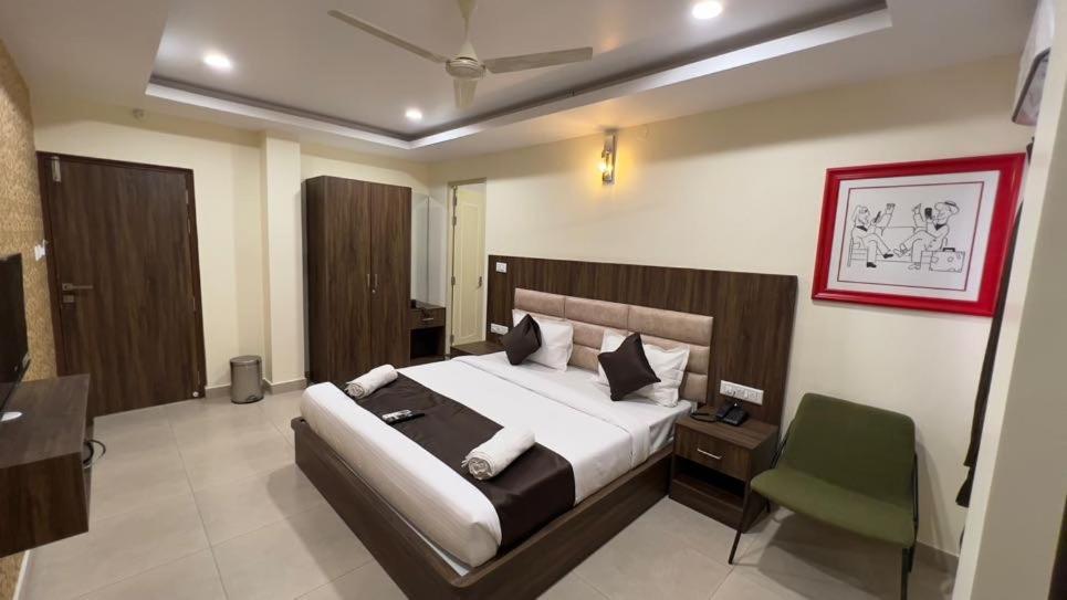 Hotel Ur Residency New Bel Road 3*