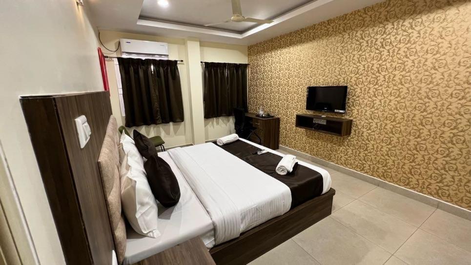 Ur Residency New Bel Road Hotel