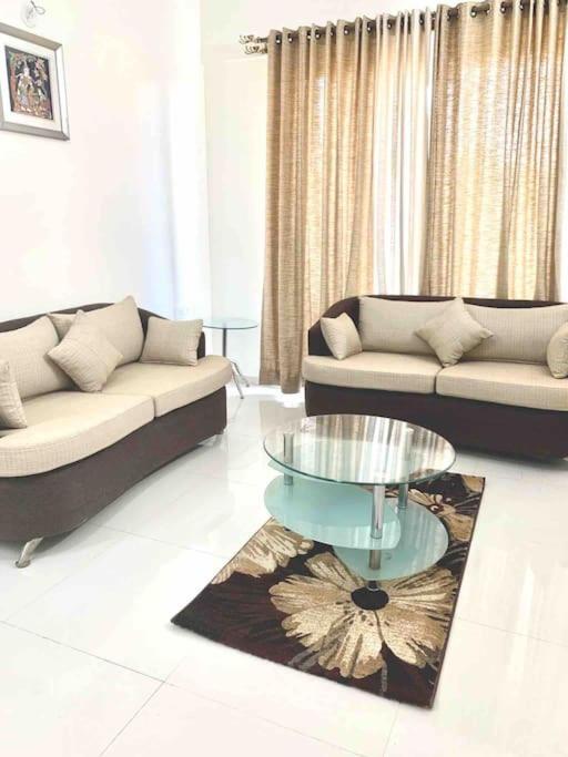 Apartment Posh Couple Friendly Near Itpl