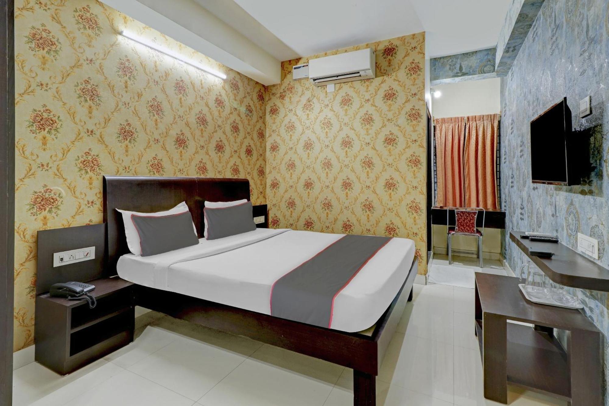 Hotel Capital O Champion Lotus Near Mantri Square Mall