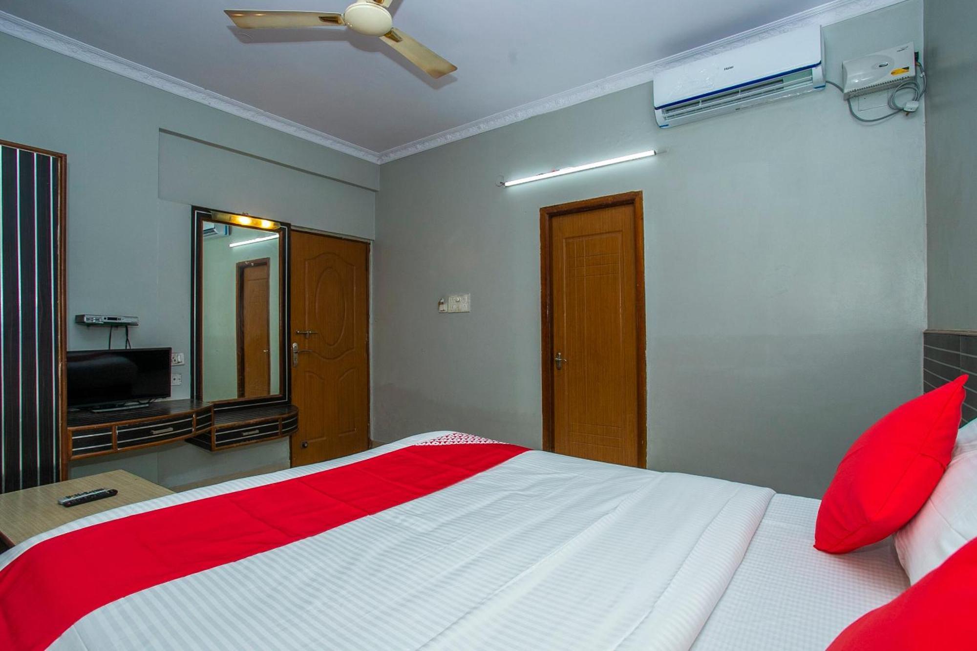 O White Near Lalbagh Botanical Garden Hotel