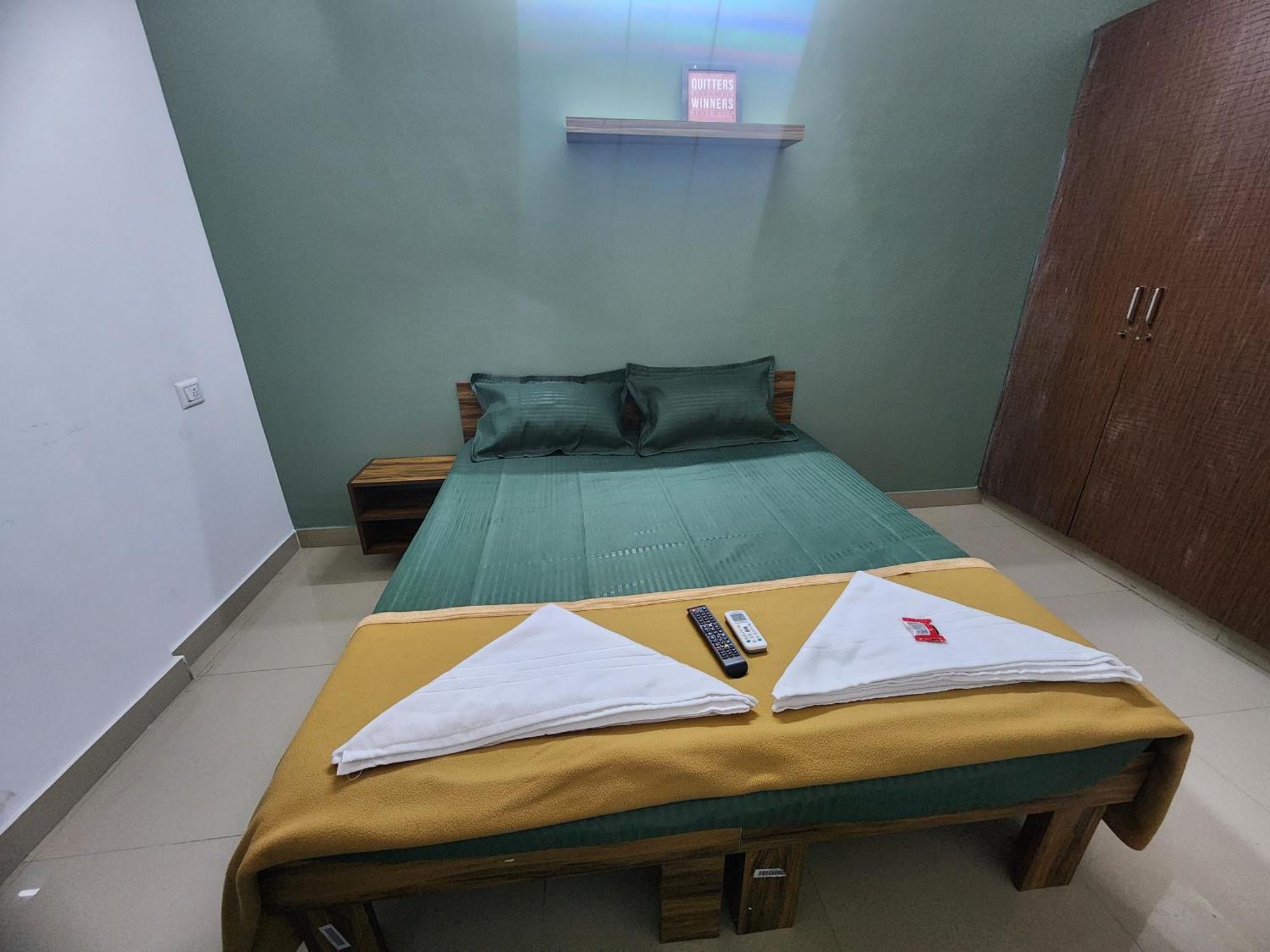Squarstay Hotel *