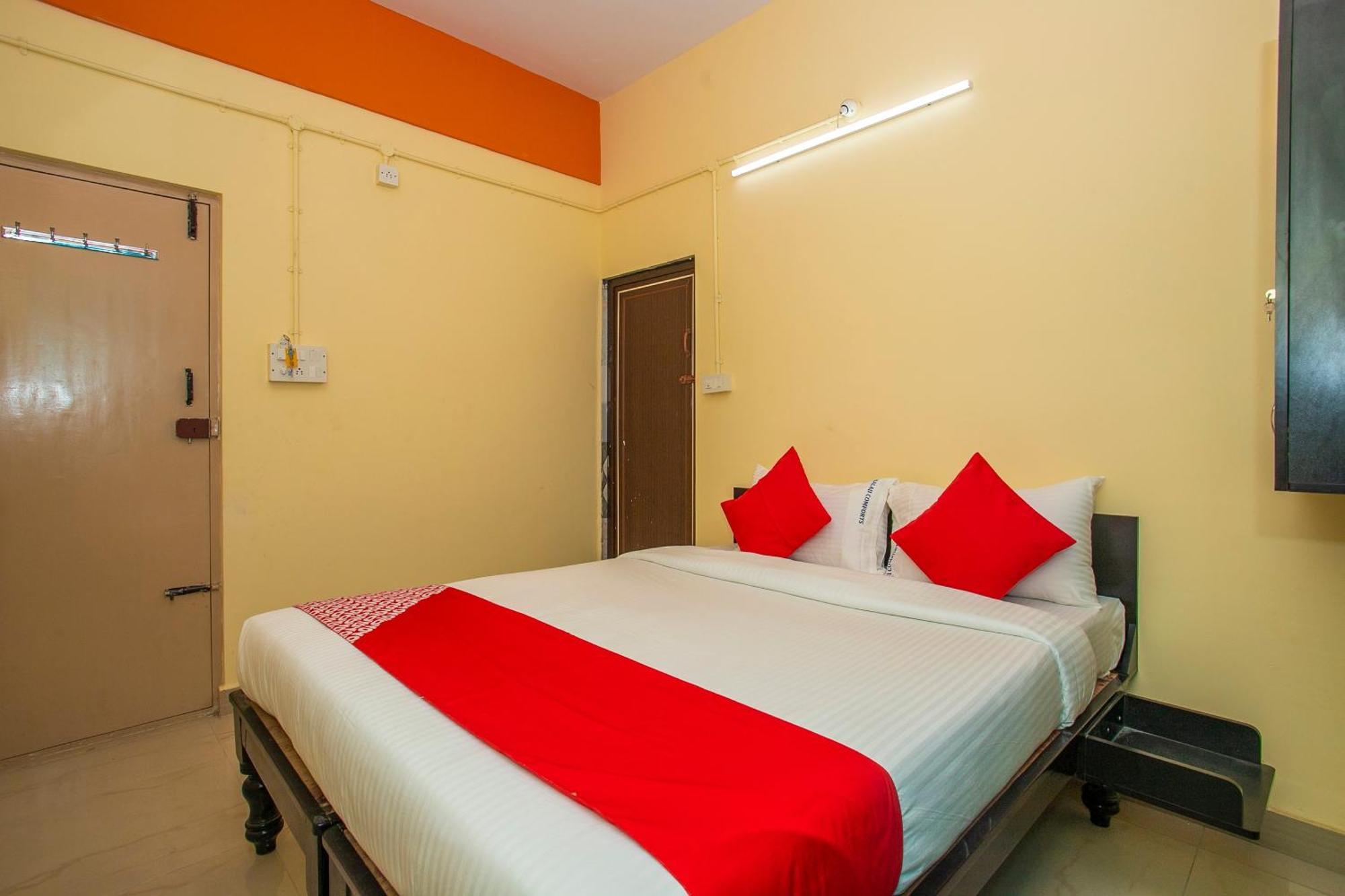 O Sri Hari Premium Comforts Near Sandhya Digital K Theatre Hotel