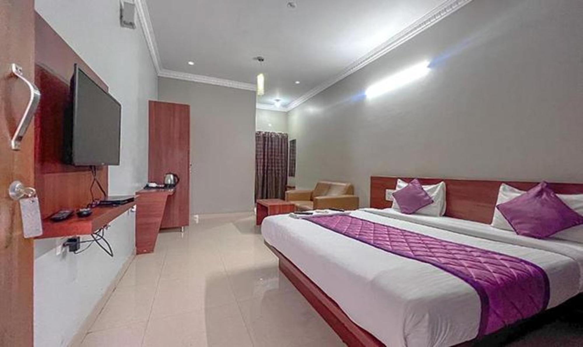 Hotel Fabhotel Gateway Suites 3*