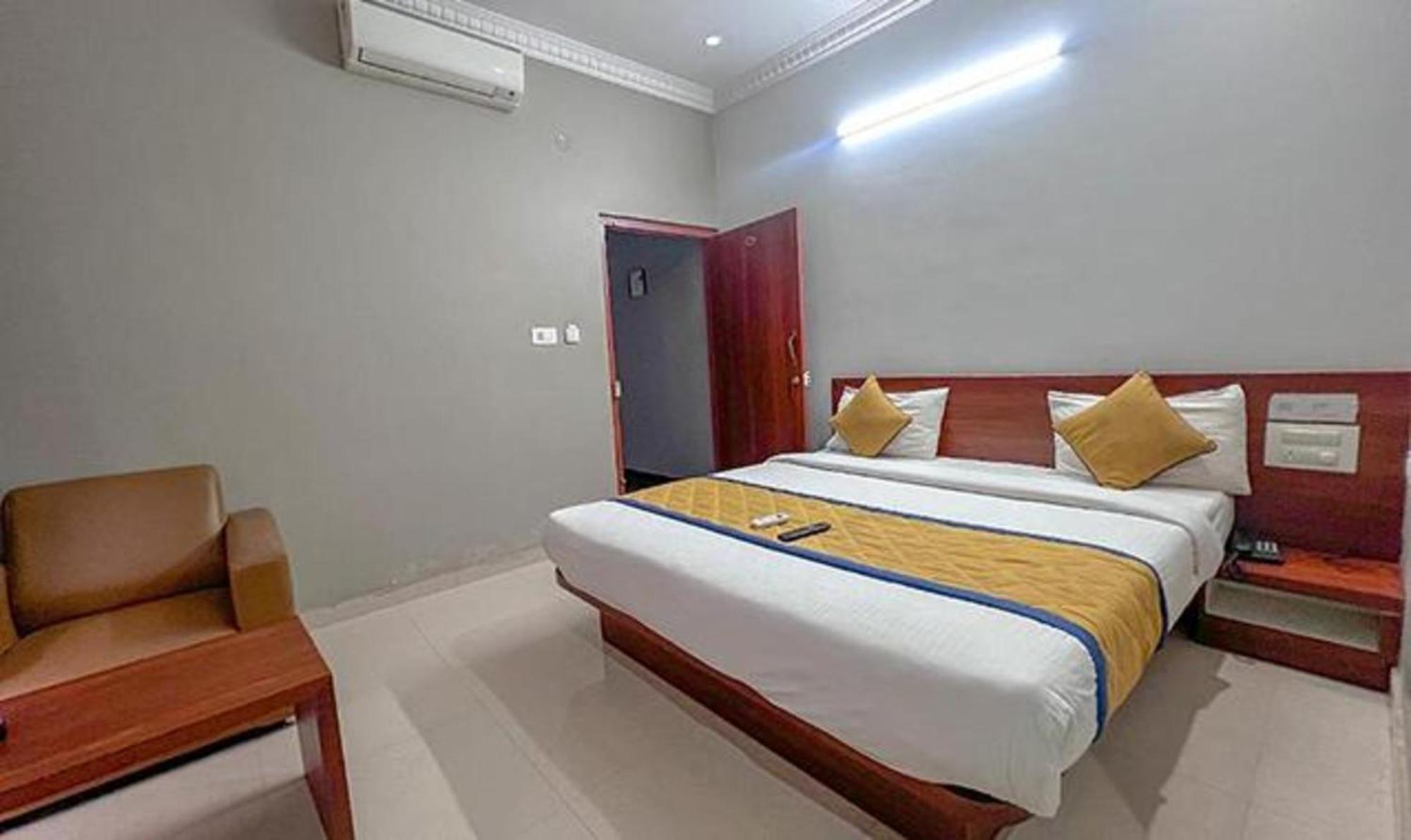 Fabhotel Gateway Suites Hotel