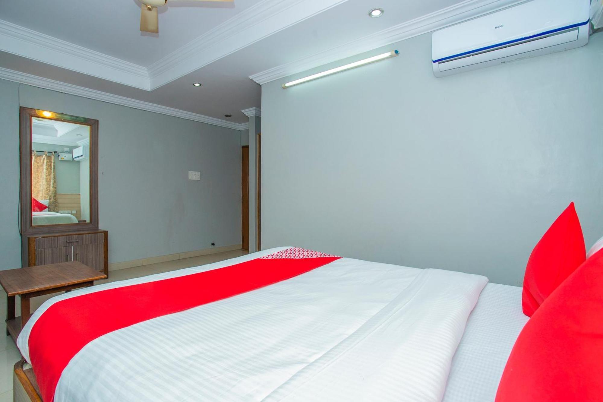 O White Near Lalbagh Botanical Garden 4*
