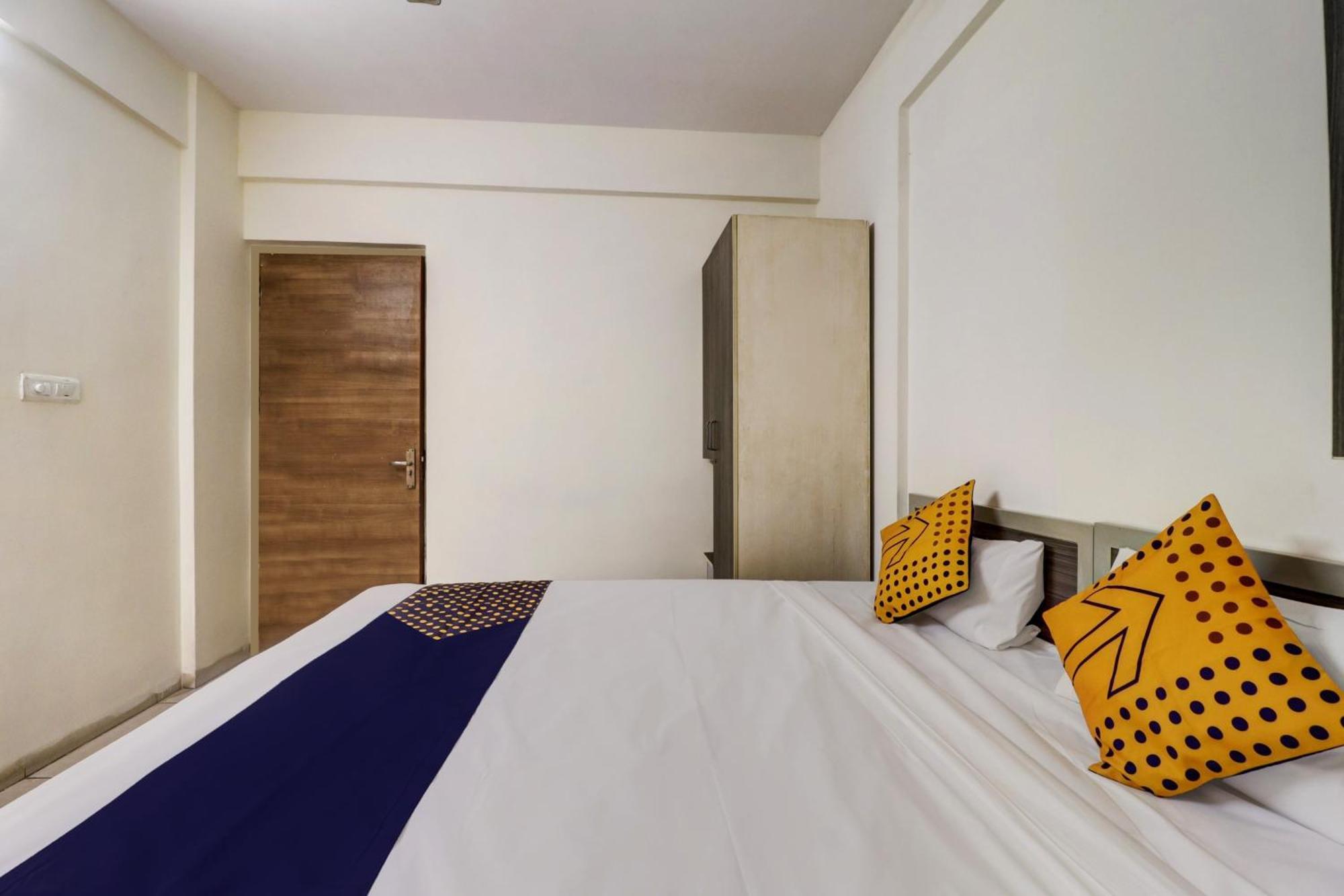 Oyo Flagship 80891g Amsterdam House Hotel 3*