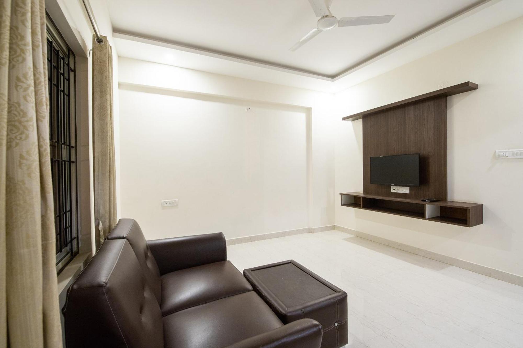 Hotel Capital O 9917 Sjr And Comforts 3*