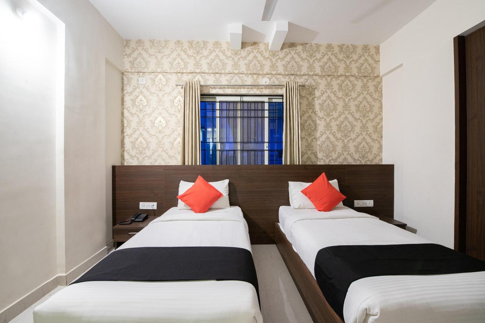 Capital O 9917 Sjr And Comforts Hotel