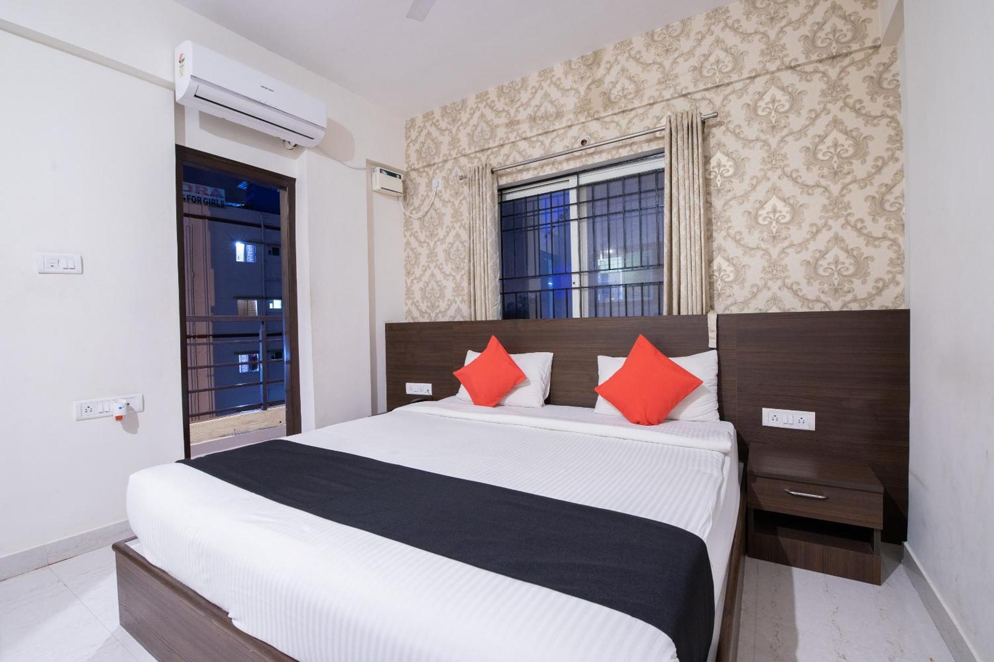 Hotel Capital O 9917 Sjr And Comforts 3*