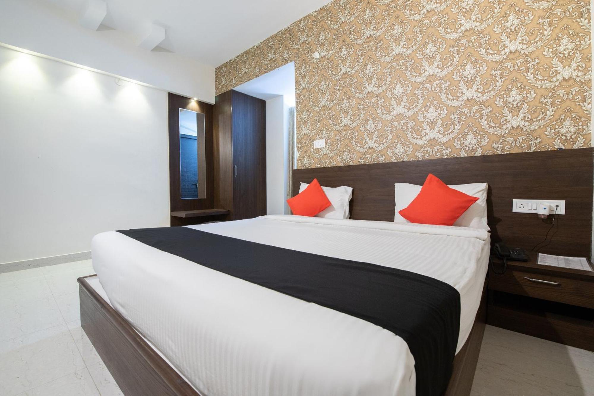 Capital O 9917 Sjr And Comforts Hotel 3*