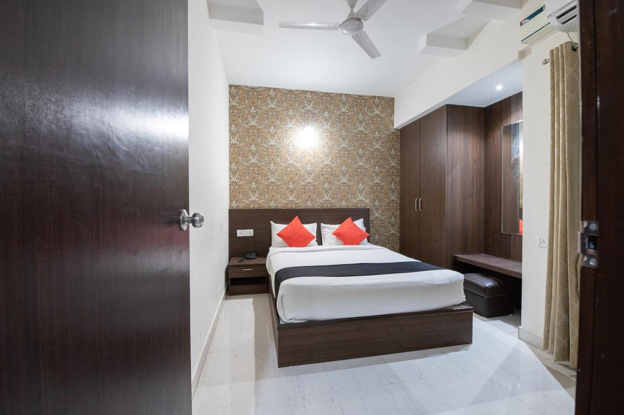 Hotel Capital O 9917 Sjr And Comforts 3*