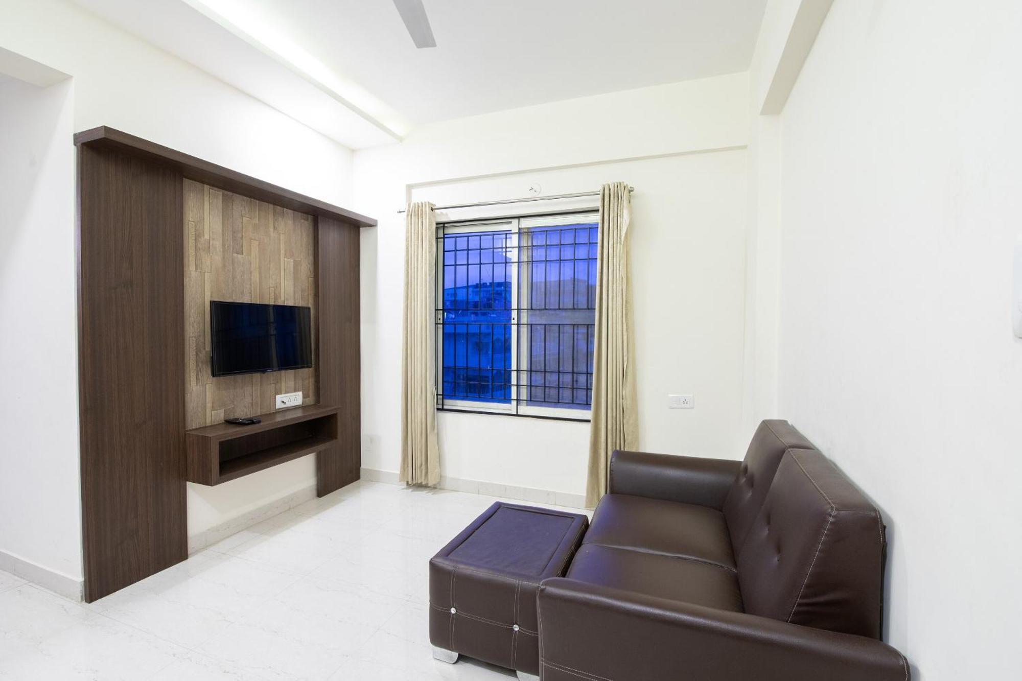 Capital O 9917 Sjr And Comforts Hotel