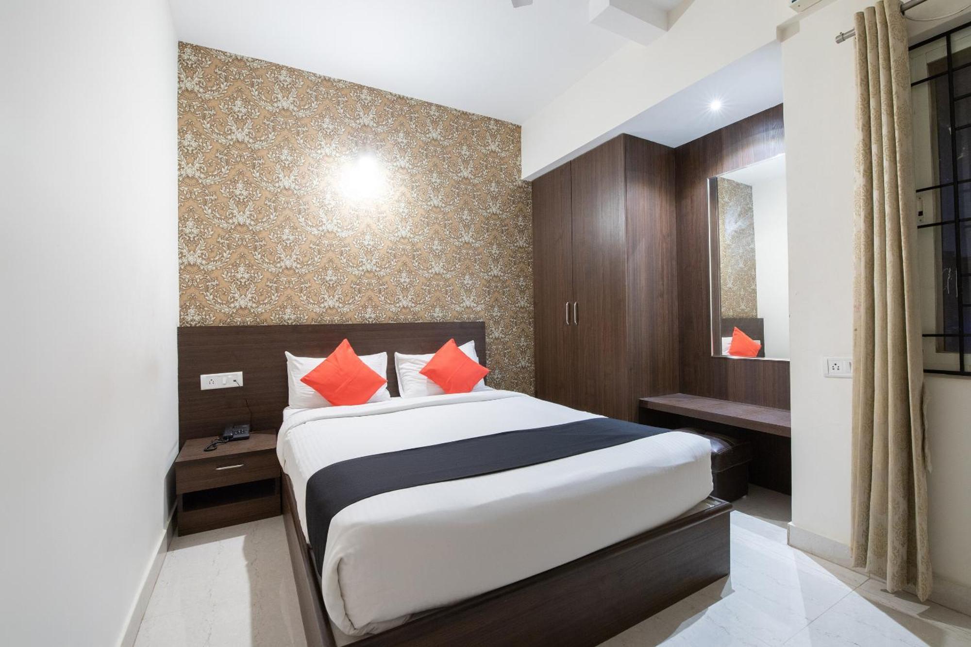 Hotel Capital O 9917 Sjr And Comforts 3*