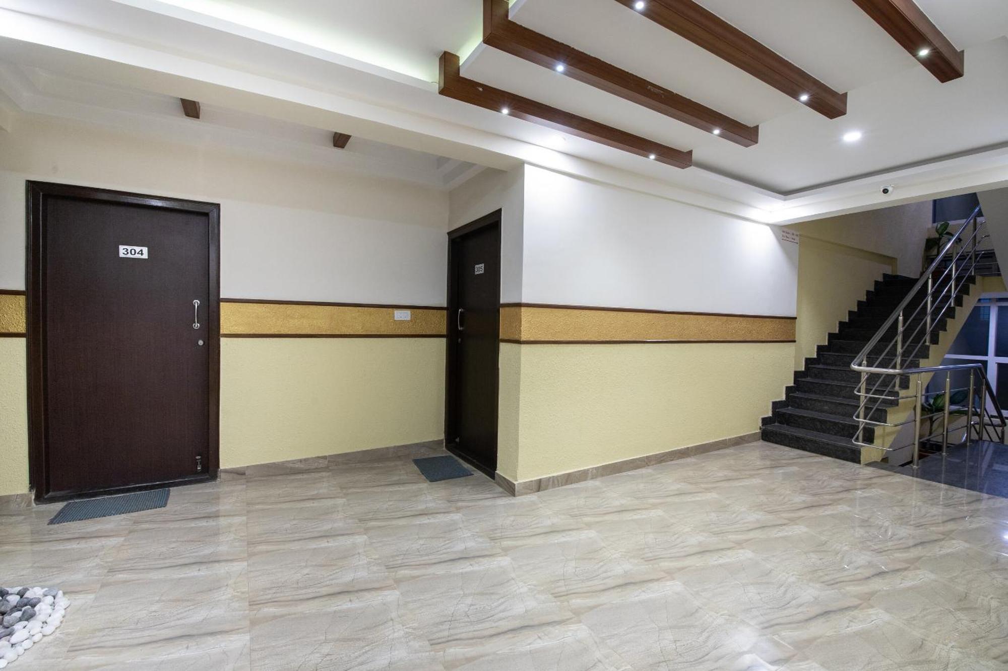 Capital O 9917 Sjr And Comforts Hotel 3*