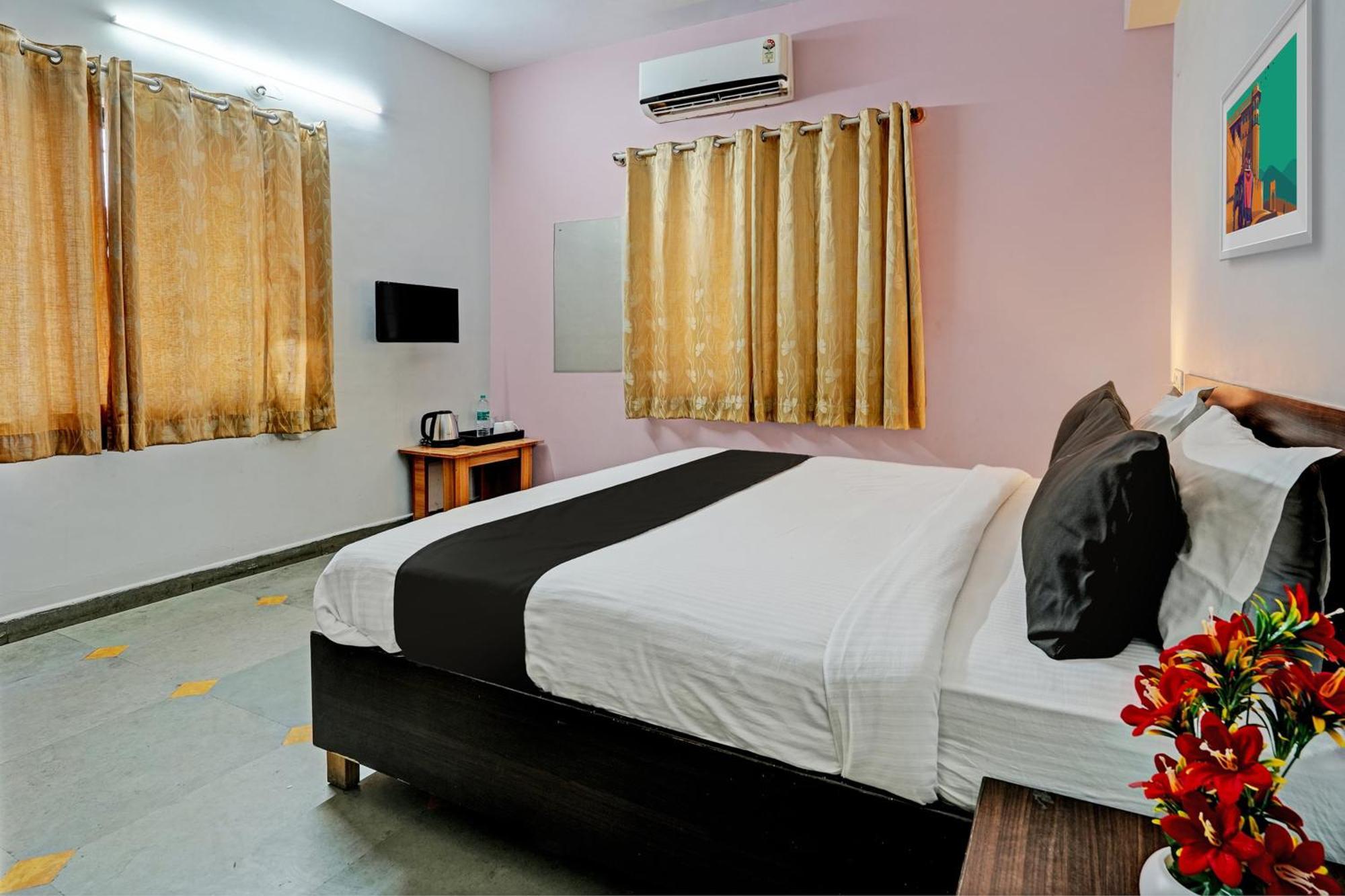 O Skylark Service Hotel 3*