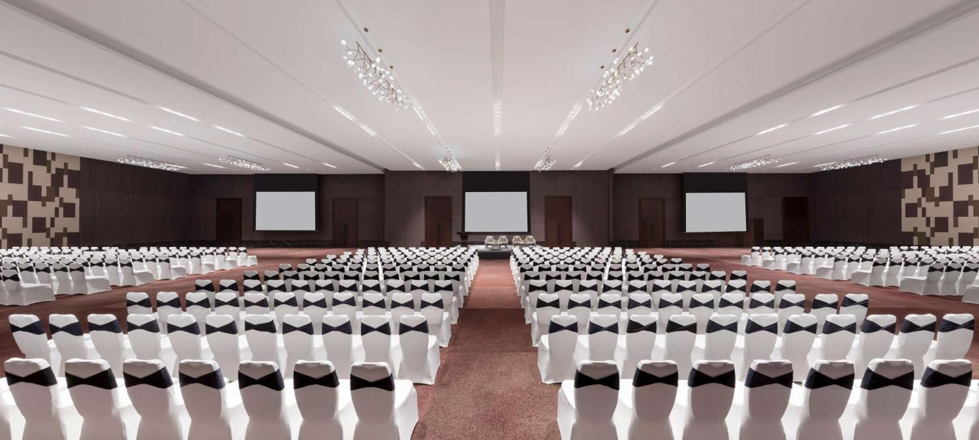 Hilton Garden Embassy Manyata Business Park Hotel 4*