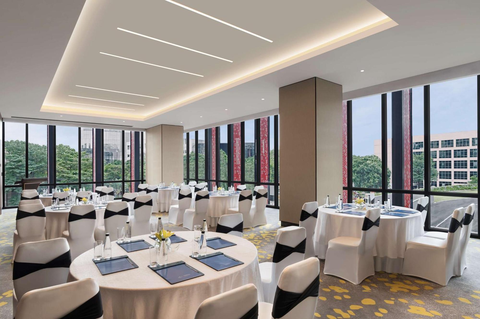 Hilton Garden Embassy Manyata Business Park Hotel 4*