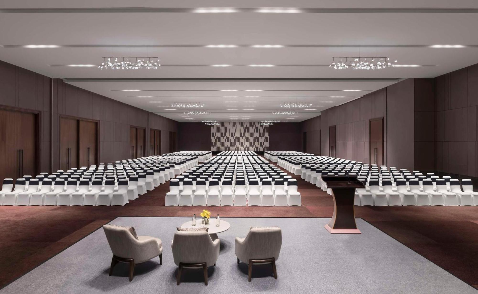 Hilton Embassy Manyata Business Park 5*