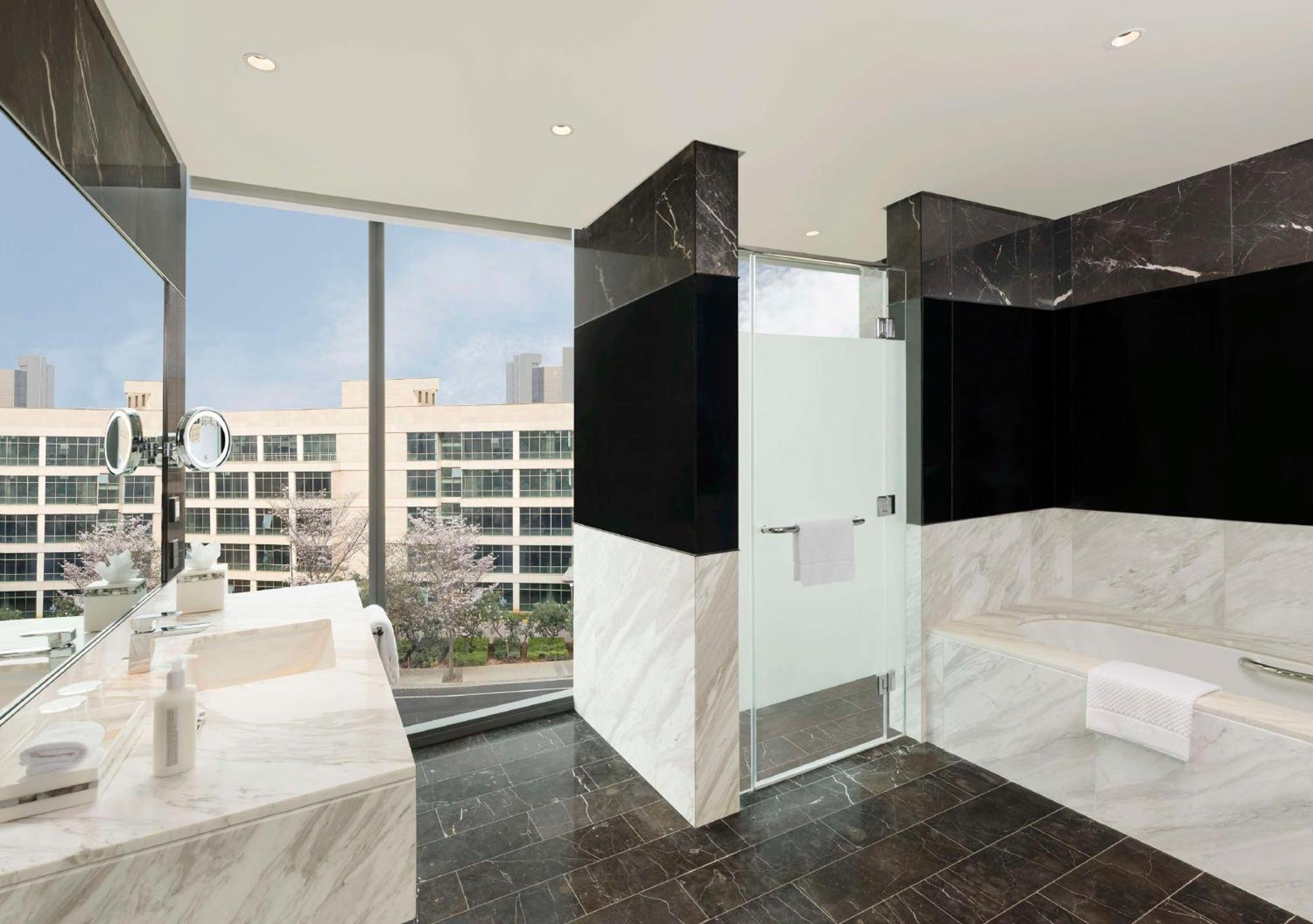 Hilton Embassy Manyata Business Park 5* Bangalore