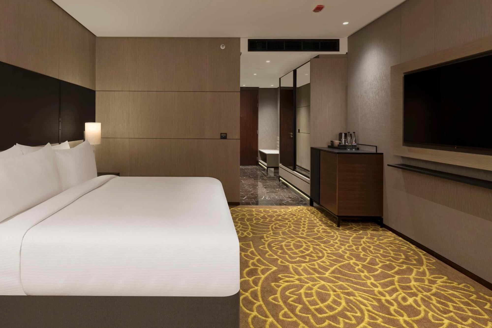 Hilton Embassy Manyata Business Park 5*