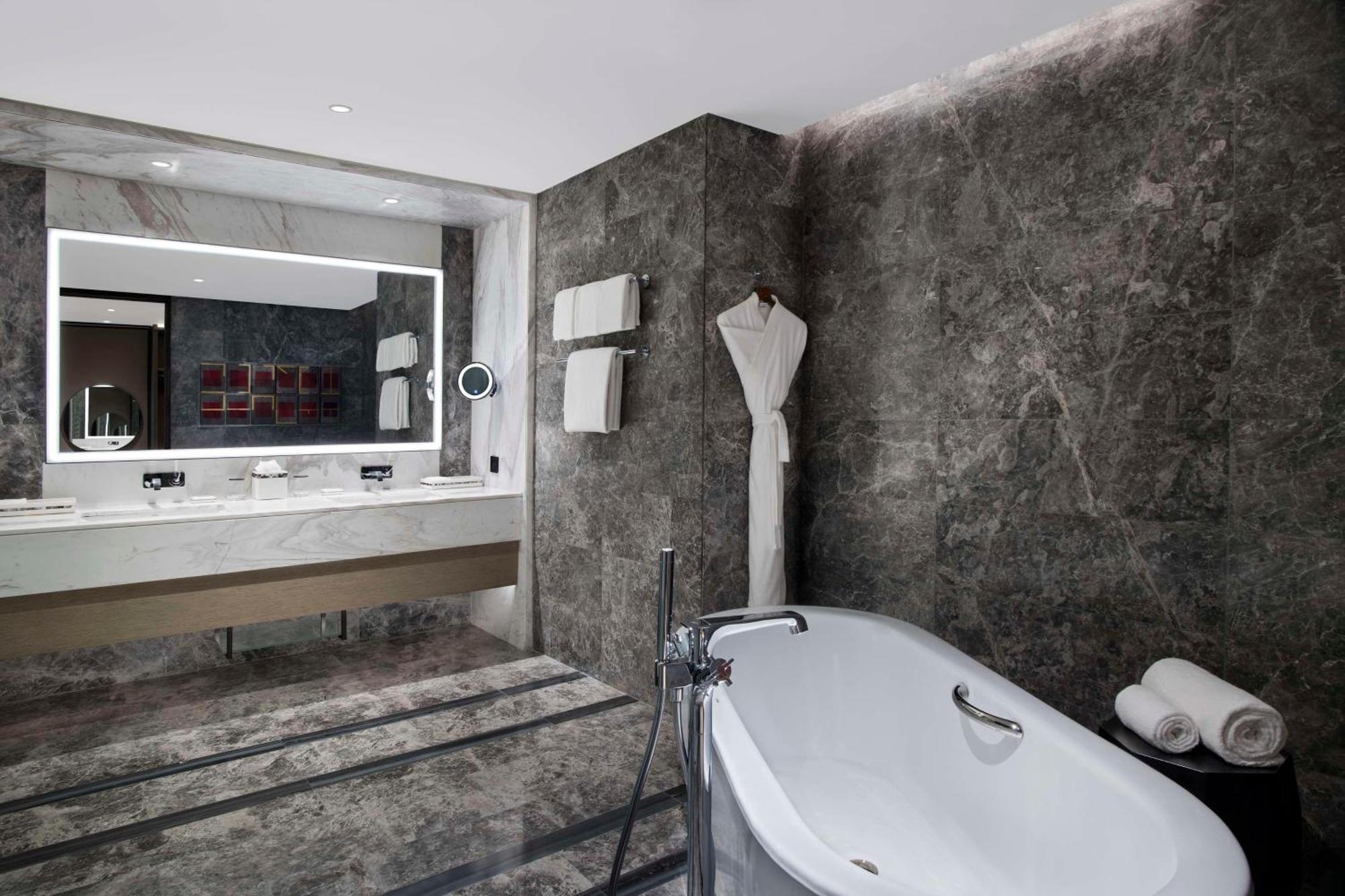 Hilton Embassy Manyata Business Park Hotel 5*