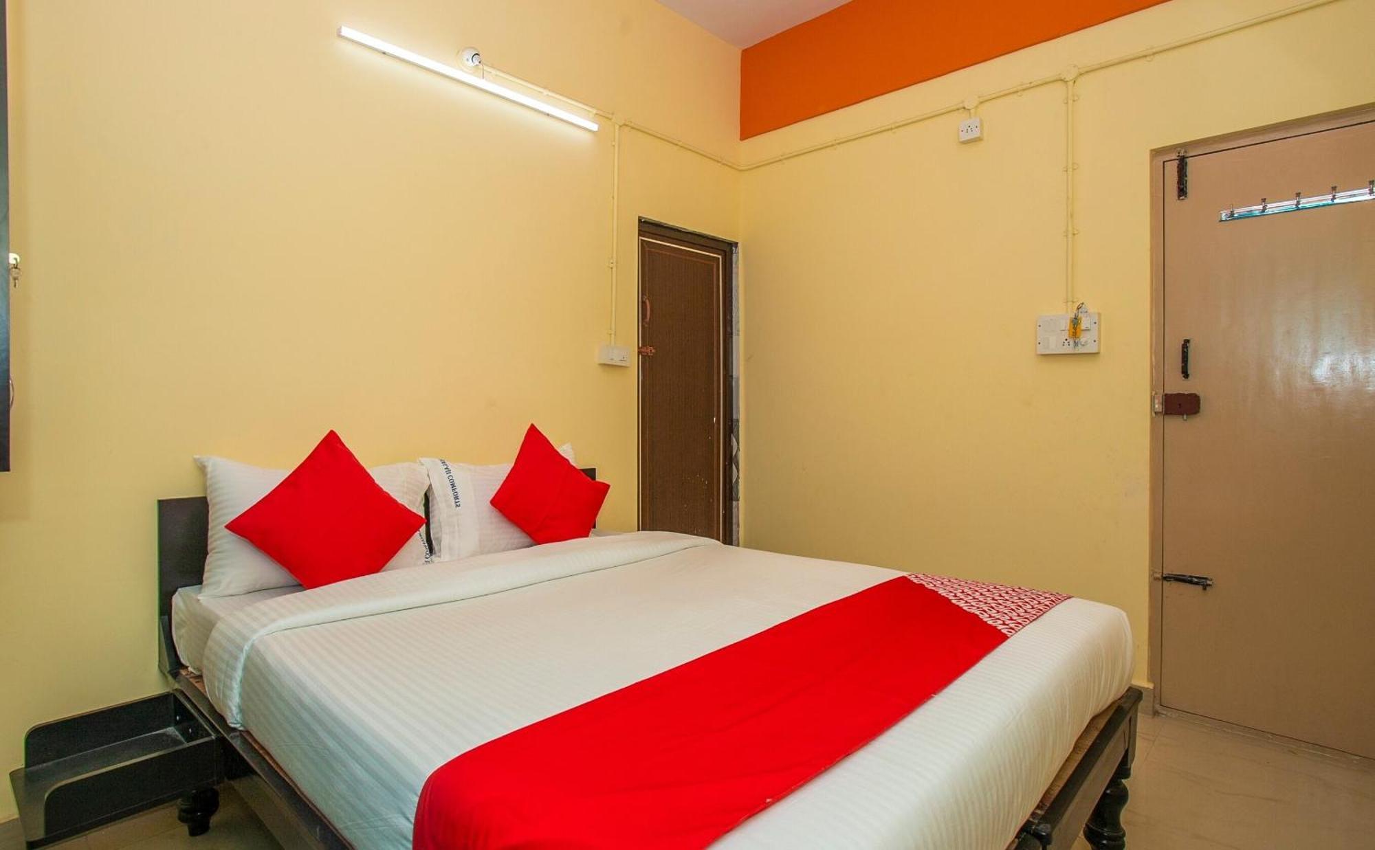 Hotel O Sri Hari Premium Comforts Near Sandhya Digital K Theatre 4*