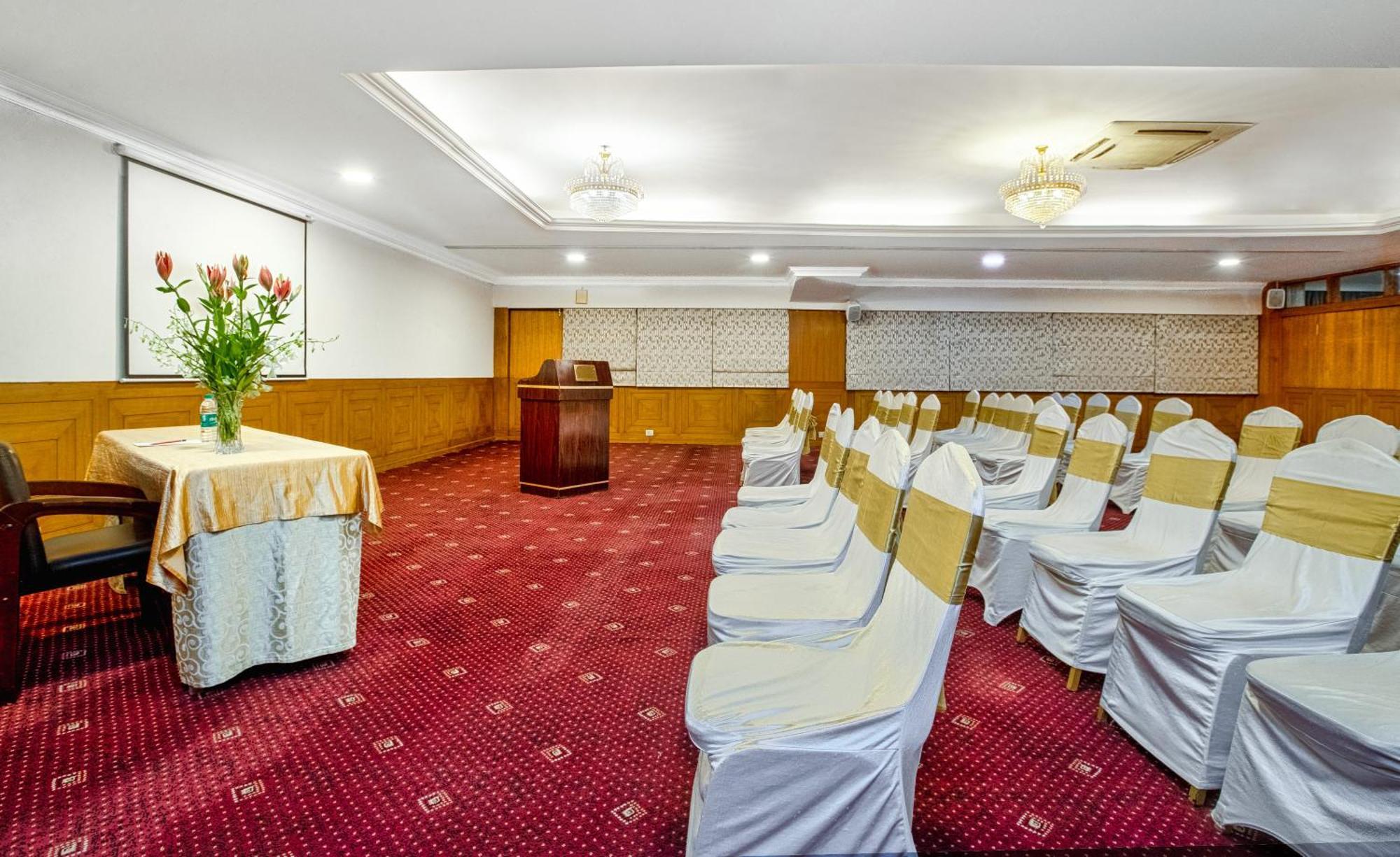 Monarch Luxur - Infantry Road Hotel 4*