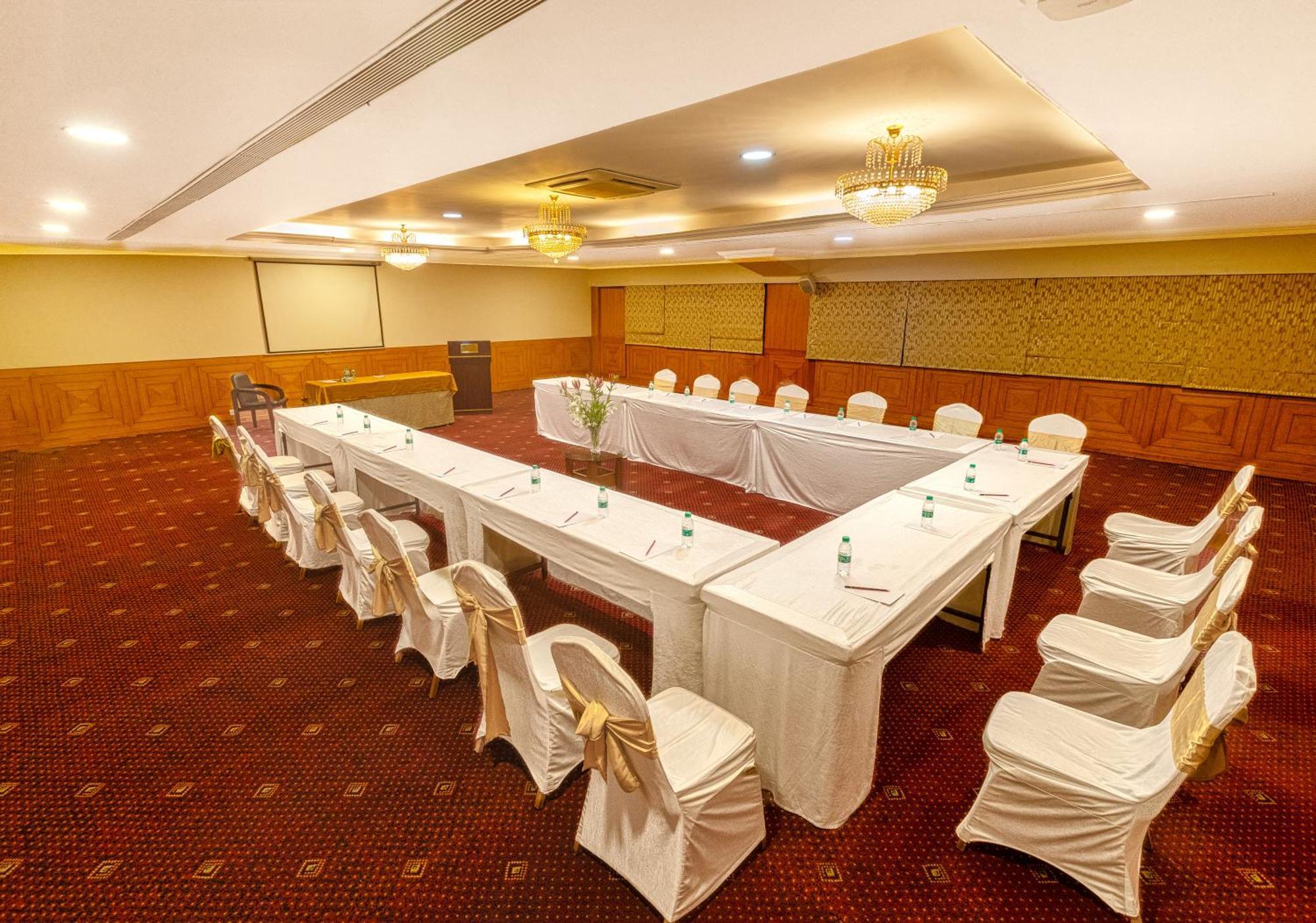 Monarch Luxur - Infantry Road Hotel 4*
