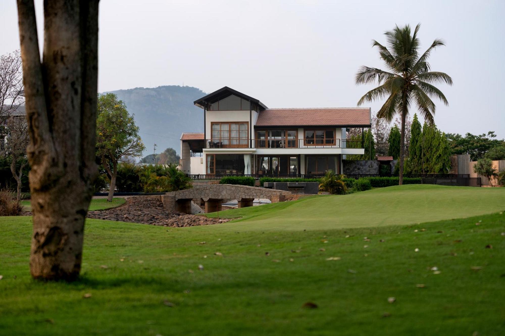 Saffronstays Niranta- 4-bdr On Golf Course Near