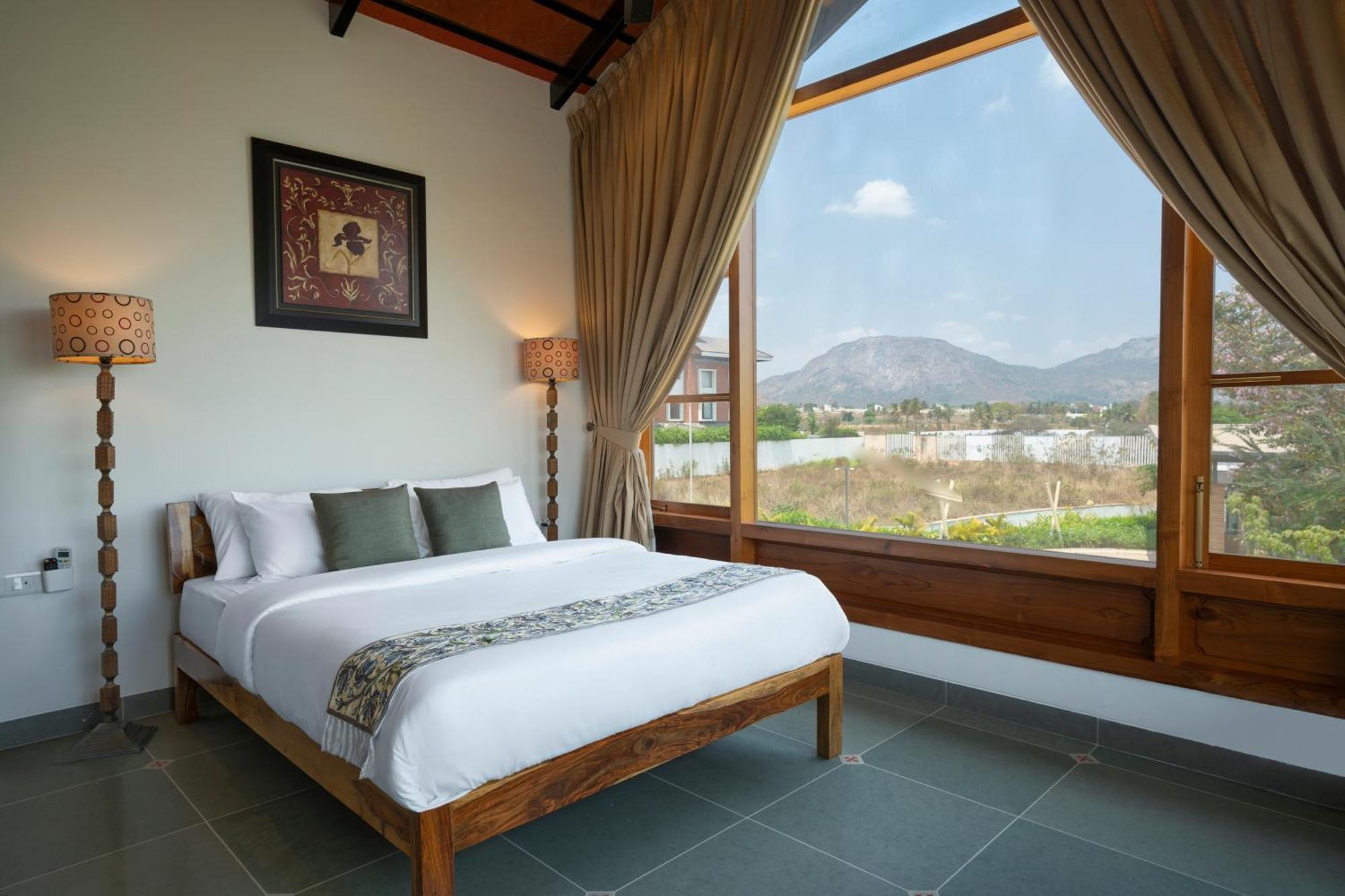 Saffronstays Niranta- 4-bdr On Golf Course Near * Bangalore