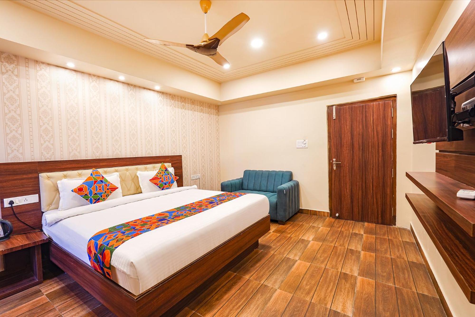 Hotel Fabhotel Grand Falcon 3*