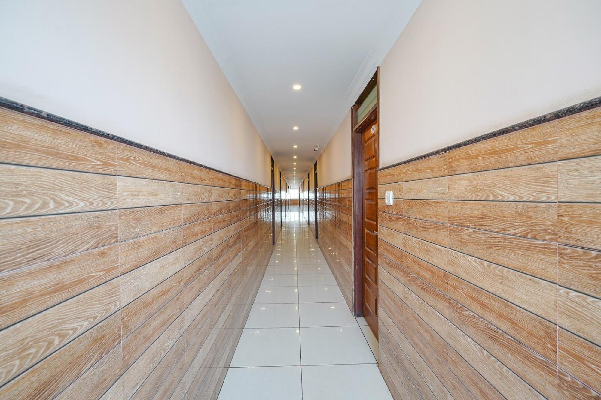 Fabhotel Bns Comforts Hotel