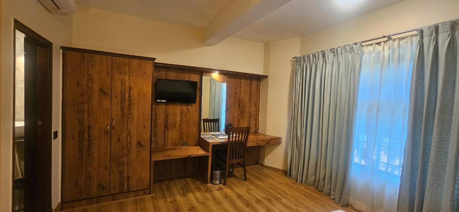 Cross Roads Hotel 3*