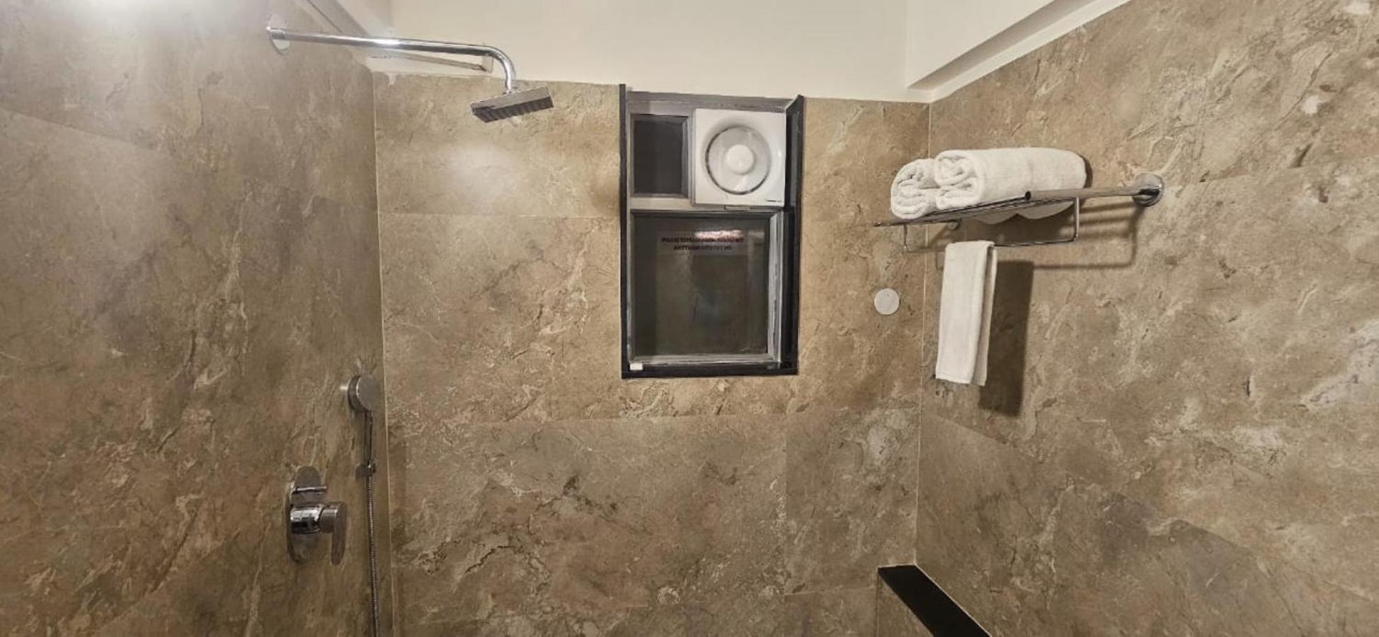 Cross Roads Hotel 3*
