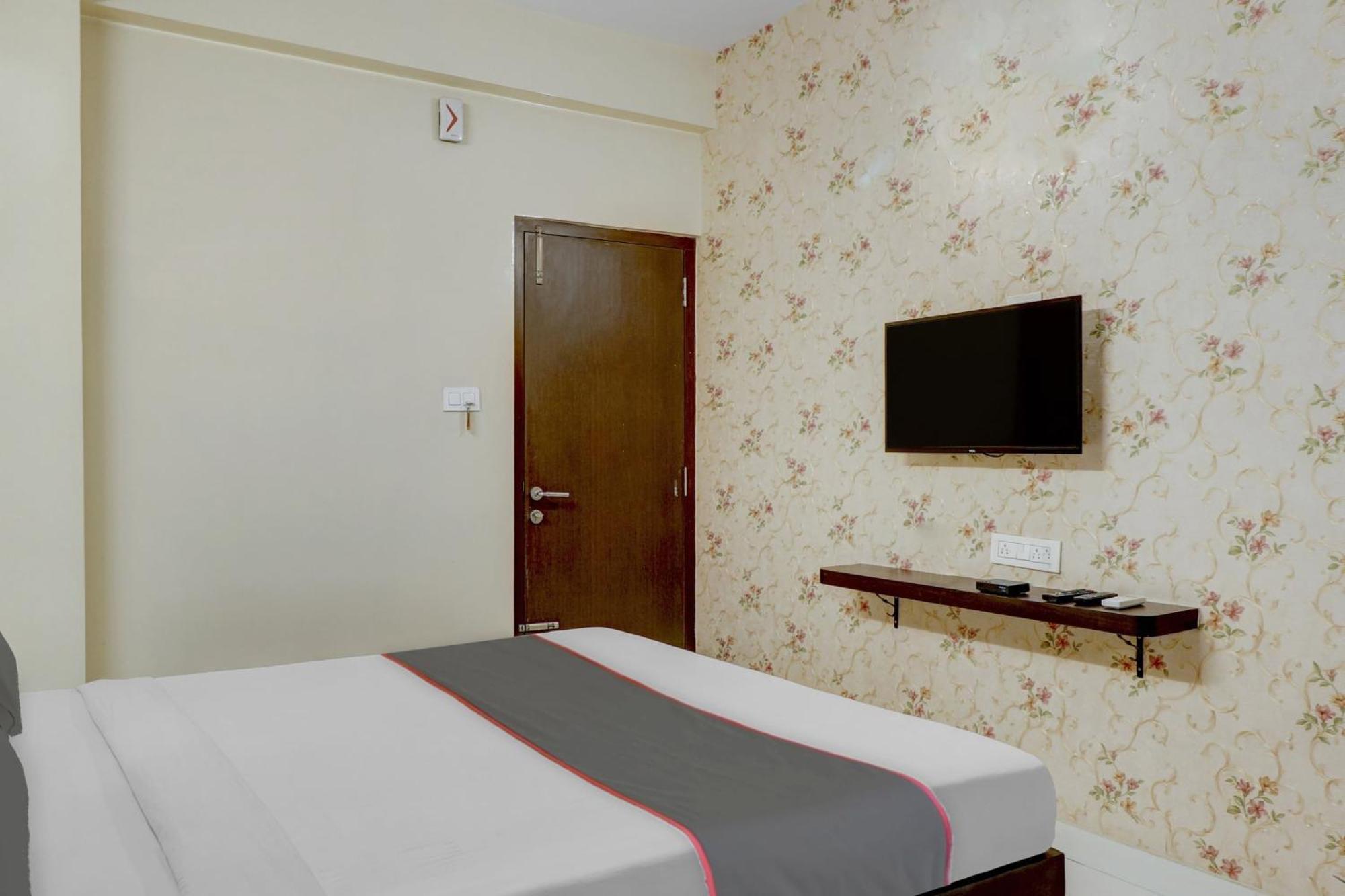 Hotel Capital O Champion Lotus Near Mantri Square Mall