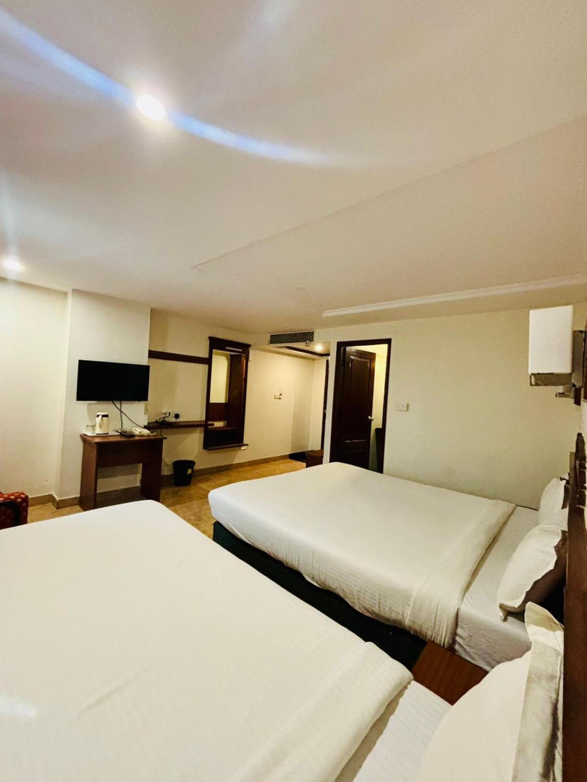 Sandalwood Hotel 2*