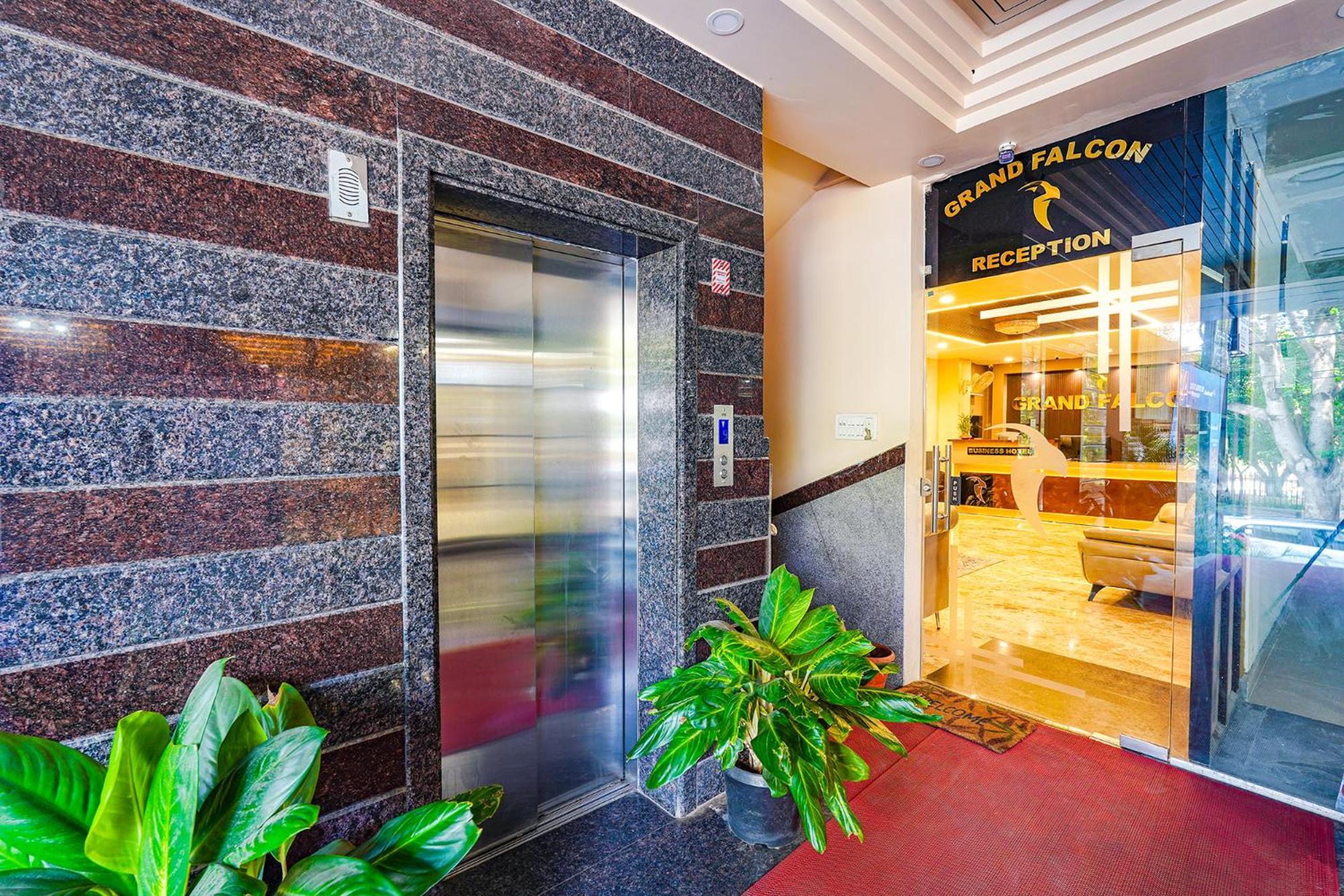 Hotel Fabhotel Grand Falcon Bangalore