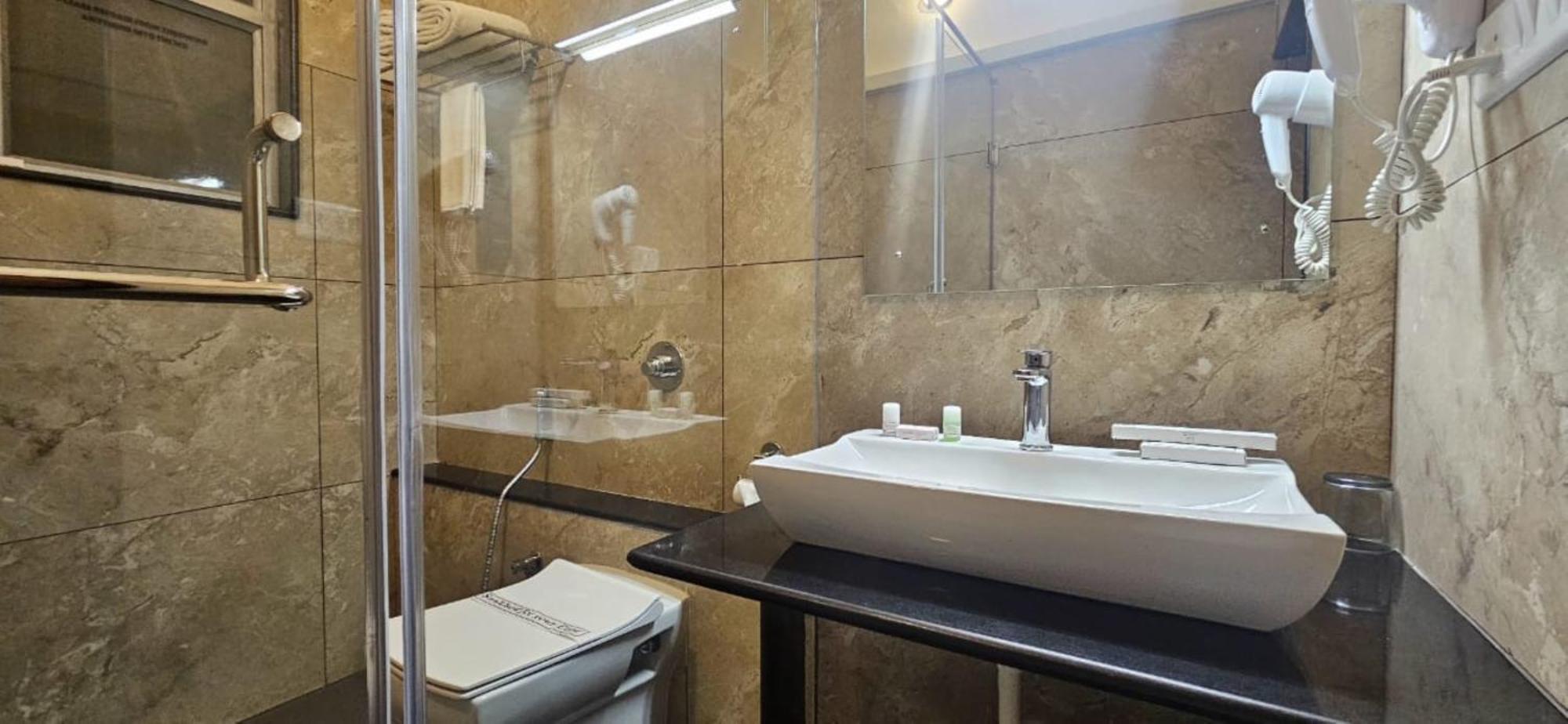 Hotel Cross Roads 3*