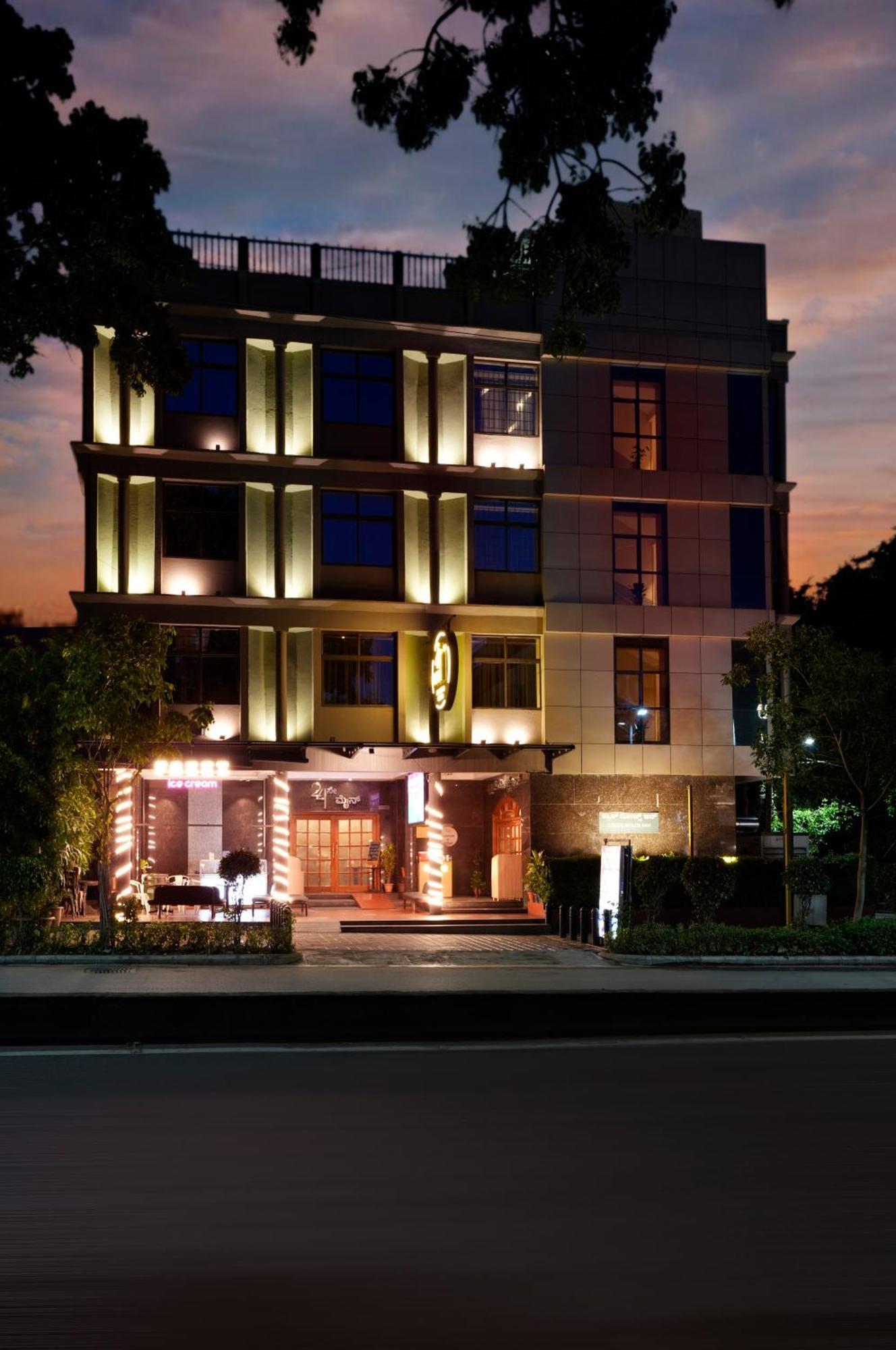 Hotel Cross Roads