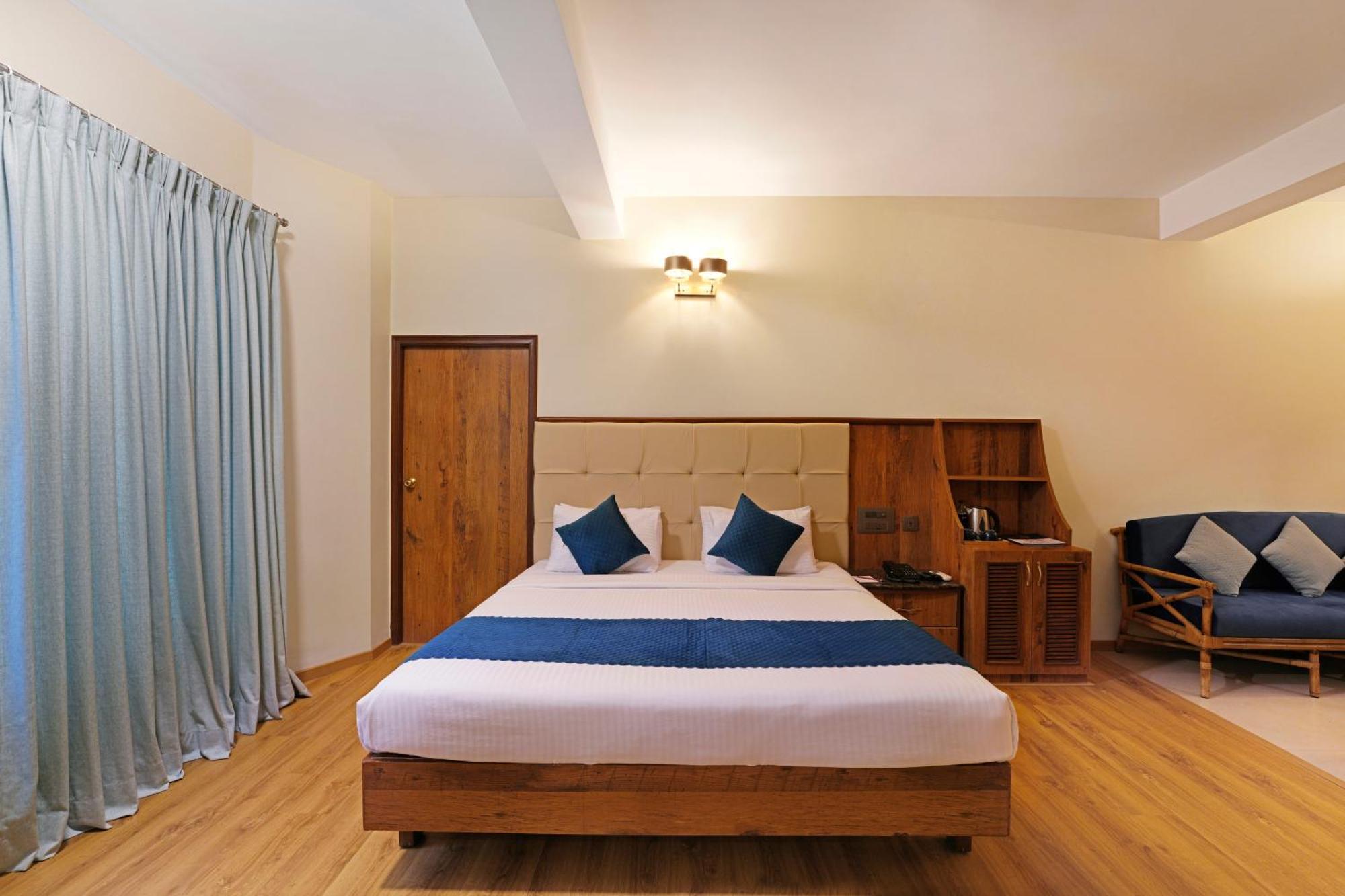 Cross Roads Hotel
