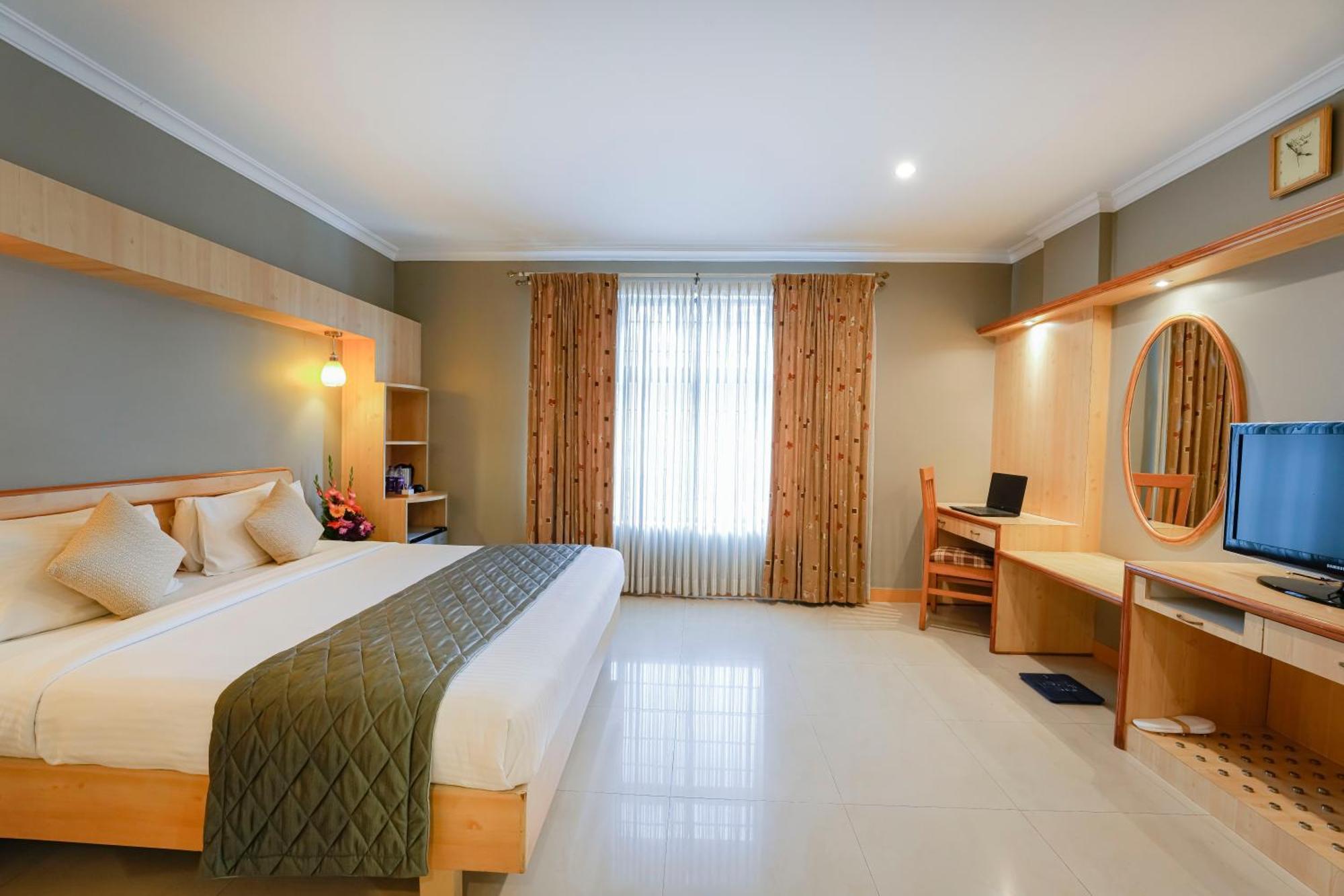 Hotel Cross Roads 3*